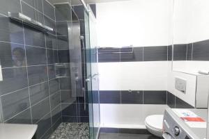 a bathroom with a shower and a toilet at Bel Appartement proche Paris 16eme in Boulogne-Billancourt