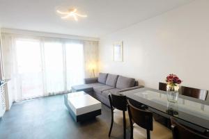 a living room with a couch and a table at Bel Appartement proche Paris 16eme in Boulogne-Billancourt