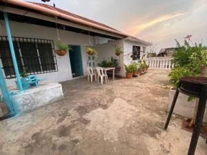 eine Terrasse eines Hauses mit einem Tisch und Stühlen in der Unterkunft Habitación Privada Andrea, en la Isla in Flores