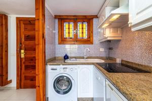 a kitchen with a washing machine and a sink at Dúplex en las Americas 3014 in Arona