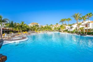een zwembad in een resort met palmbomen bij Dúplex en las Americas 3014 in Arona
