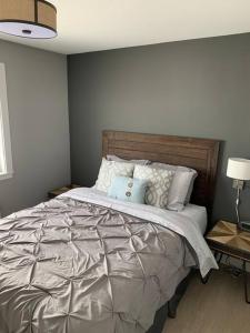 a bedroom with a large bed with pillows at Luxueux chalet sur la plage - Baie des Chaleurs in Caraquet