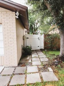 un patio trasero con una puerta y una pasarela de piedra en Adorable Mini Suite in Tampa, en Tampa