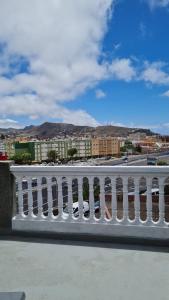 une clôture blanche avec vue sur la ville dans l'établissement APARTAMENTO C. LA VILLA TEO, à La Laguna