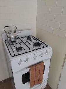 una estufa blanca con una olla encima en Lo de Bibi en Santa Rosa