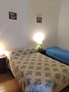 een slaapkamer met twee bedden en een lamp op een tafel bij Lo de Bibi in Santa Rosa