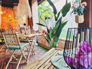 Favola Exclusive b&b في بيسكارا: مطعم فيه كراسي خشبية وطاولة فيها ورد