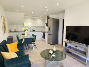 a living room with a couch and a glass table at Paradigm Court, Modern 3-Bedroom Flat 1, Oxford in Oxford