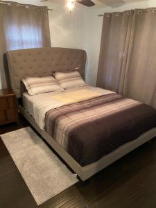 een groot bed in een slaapkamer met een groot bed sidx sidx sidx bij Windsor Airport Accommodation in Windsor
