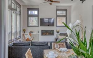 Televiisor ja/või meelelahutuskeskus majutusasutuses Dorys Coastal Paradise