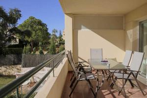 patio con mesa y sillas en el balcón en Apartment Aguila Real, en Mijas Costa