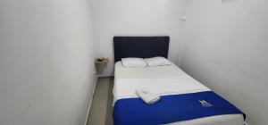 Habitación pequeña con 1 cama pequeña en una habitación en Hotel Noz INN, en Villavicencio