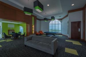 sala de estar con sofá y mesa de billar en 13B Spectacular Oceanview Resort Lifestyle Panama, en ArraijÃ¡n