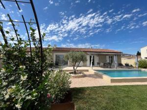 una casa con piscina en un patio en Villa provençale avec piscine, en Saint-Andiol