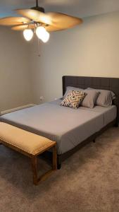 Schlafzimmer mit einem großen Bett und einer Decke in der Unterkunft Comfy, Stylish Townhome Near I-20! in Augusta