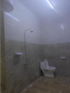 y baño con ducha y aseo. en شقق وادي ذنه, en Salalah