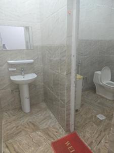 y baño con lavabo y aseo. en شقق وادي ذنه, en Salalah