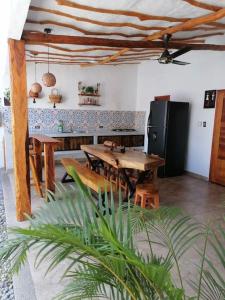 cocina con mesa de madera y nevera en CasaBongo, alojamiento vacacional con piscina, en Honda