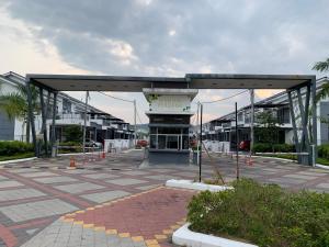 un parking en face d'un bâtiment dans l'établissement Rosevilla Homestay - 3R2B Fully Aircond WiFi, à Bandar Puncak Alam