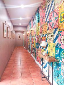 un couloir avec un mur coloré en carreaux dans l'établissement BELVA huis, à Bogor