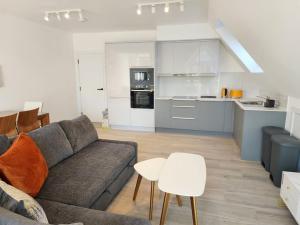a living room with a couch and a kitchen at Paradigm Court, Modern 1-Bedroom Apartment (6), Oxford in Oxford