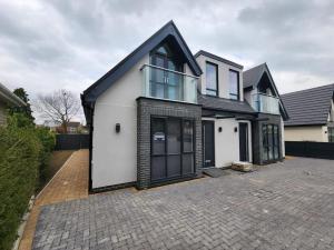 a white and black house with a driveway at Paradigm Court, Modern 1-Bedroom Apartment (6), Oxford in Oxford
