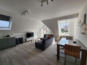 a living room with a couch and a table at Paradigm Court, Modern 1-Bedroom Apartment (6), Oxford in Oxford