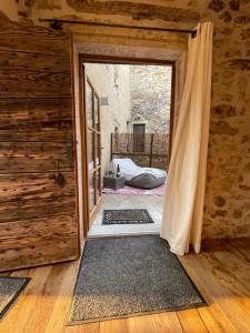 Verfeuil的住宿－Domaine de Gressac，通往房子内带床的房间的敞开的门