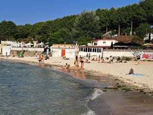 un grupo de personas en una playa cerca del agua en Loft Turístico Bouzas, en Vigo