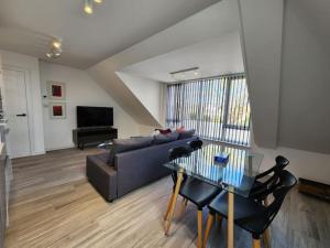 ein Wohnzimmer mit Sofa und Tisch in der Unterkunft Paradigm Court, Modern 1-Bedroom Apartment, Oxford in Oxford