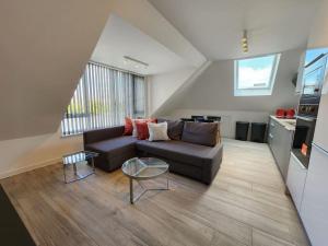 ein Wohnzimmer mit Sofa und Tisch in der Unterkunft Paradigm Court, Modern 1-Bedroom Apartment, Oxford in Oxford
