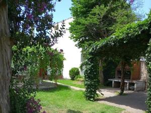 a garden with a bench and some bushes and trees at Aldea Grampas in Embalse