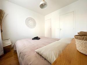 a white bedroom with a large bed in it at Suite Topaze in Lyon