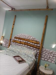 a bed in a room with two wooden bunk beds at Aldea Granpas in Embalse