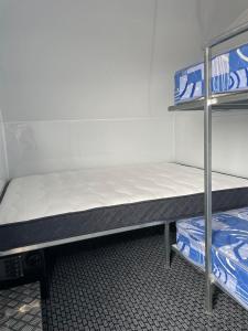 ジンダバインにあるJindabyne caravan hireの二段ベッド2組が備わる客室です。