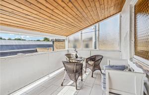 Un patio con sillas y una mesa en el balcón. en 2 Bedroom Amazing Apartment In Krus, en Kruså