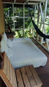 łóżko w hamaku w pokoju w obiekcie hijau w mieście Tjakranegara