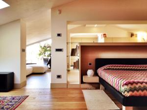 1 dormitorio con 1 cama y sala de estar en La Terrazza sull'Arena, en Verona