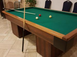 una mesa de billar con dos bolas encima en Chalet in Gerolstein near Forest Trails, en Hinterhausen
