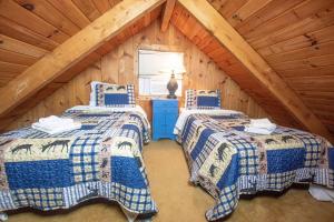 um quarto com 2 camas num sótão em Country Ridge em Batesville
