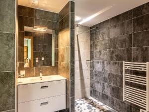 ein Badezimmer mit Waschbecken und Dusche in der Unterkunft Apartment in French Alps with Wellness Centre in Abondance + 32 Fotos
