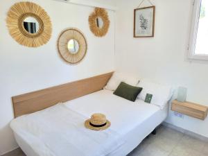 a room with a bed with a hat on it at Appartement double climatisé - Proche Tram & Centre in Montpellier