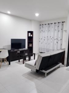 ein Wohnzimmer mit einer Couch und einem Klavier in der Unterkunft Departamento Altos del Sur in Santa Cruz de la Sierra