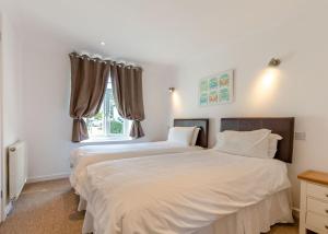 En eller flere senge i et værelse på Amazing Home In Newquay With Indoor Swimming Pool, Wifi And Heated Swimming Pool