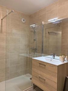 een badkamer met een douche, een wastafel en een bad bij RELOCKEY CANNES ACCOMODATION in Le Cannet