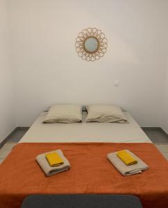een slaapkamer met een bed met twee handdoeken erop bij RELOCKEY CANNES ACCOMODATION in Le Cannet
