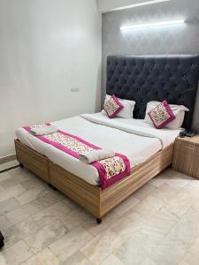 1 dormitorio con 1 cama grande y cabecero negro en Hotel Star Palace - Near Karol Bagh Metro, en Nueva Delhi