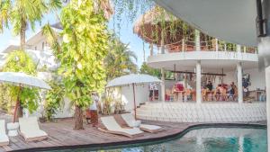 坎古的住宿－蒼古綠色房間酒店，享有度假村游泳池的景致。