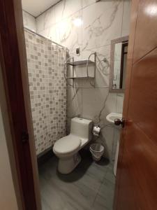 オクサパンパにあるEstancia Familiarのバスルーム(白いトイレ、シンク付)
