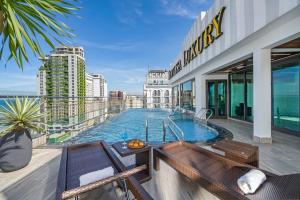 Bazén v ubytování Monalisa Luxury Hotel nebo v jeho okolí